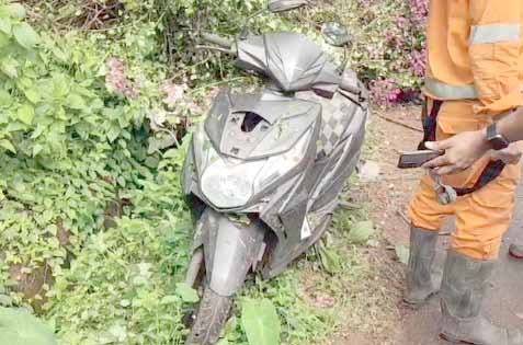 दाबोळे झाड स्कुटरीचेर कोसळून चालकाक मरण
