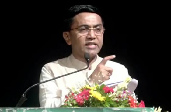 कार्यालयांनी बसून न्हय शेतांत देंवून काम करात: मुख्यमंत्री