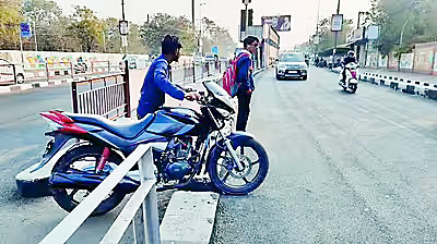 महामार्गां वयल्या बेकायदेशीर ‘कटां’ कडेन आडनदर कित्याक?