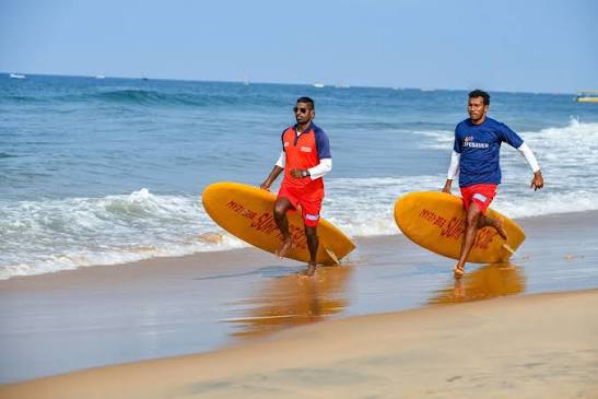 Drishti Marine Lifesavers Administer First Aid After Maharashtra Tourist Breaks Arm at Baga Beach 