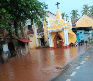 Heavy rains lash Margao, flood low-lying areas of Old market