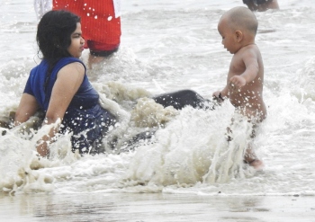 Undeterred by rough seas, tourists make merry at Colva beach