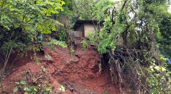 Downpour triggers landslide, threatens houses in Mapusa
