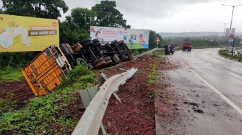 Truck falls at sharp turn on Bambolim highway