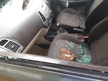 Miscreants break car window, steal purse with cash, documents