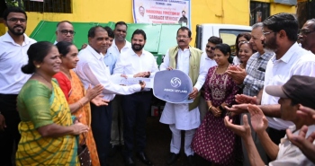 Naik hands over garbage van to Carambolim VP