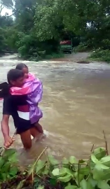 Parents forced to carry school kids across rivulet in Cotigao