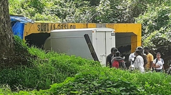 Vehicle hits Comba subway barrier, disrupts traffic