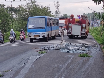 Truck spills waste on NH66 at Sirlim, locals demand action