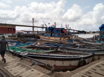 Three weeks on, most trawlers still stuck at Mandovi Jetty