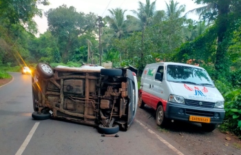 2 injured as car hits 3 vehicles at Shigao
