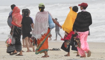 In absence of tourist police, migrant hawkers, strays make merry along Salcete beaches