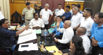 Ajgaonkar flexes his muscle in Kamat’s fiefdom, shuts down Gandhi market