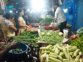 K'taka tambdi bhaji conspicuous by its absence in bustling Gandhi market