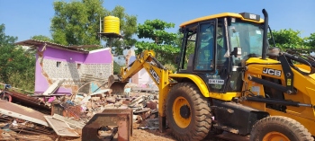 Against the backdrop of govt plan to regularise illegal houses, Sancoale Comunidade begins razing 64 structures