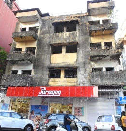 MMC draws flak for issuing licence to showroom in ‘unsafe’ building