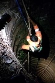 Australian falls in well, pulled out safely by firefighters' team