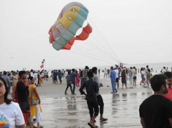Tourism dept flags off pay parking at Colva, but turns blind eye to illegalities on beach