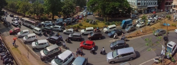 Cops struggle to regulate traffic as Christmas shopping peaks