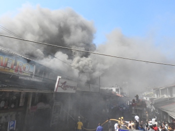 Police, traders, public help firemen in dousing New Market fire