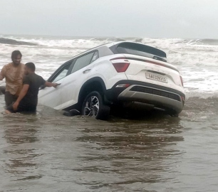 Goa now land of 'sun, sand, sea and stunts'
