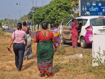 Police round up illegal hawkers after a chase in Cavelossim