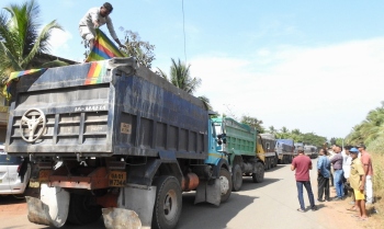 Areal villagers stop trucks causing dust pollution; police fine 14 vehicles