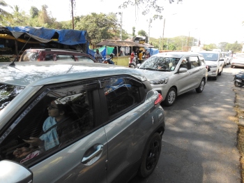 Traffic snarls after tempo hits Comba railway crossing bar