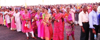 Thousands queue up for lunch ahead of rally