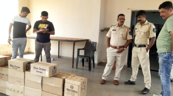 Mopa police seize liquor being smuggled to Maharashtra