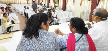 Visionaries depositors confront Aleixo at Panchayat Chalo Abhiyan in Benaulim