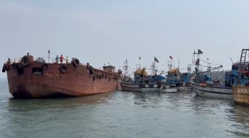 Barge collides with fishing boats at Kharewada