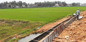 Locals keep fingers crossed over drainage as earthen embankment takes shape through Tolleaband lake
