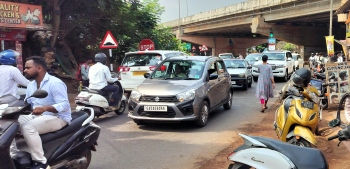 Karaswada junction descends into chaos during rush hours