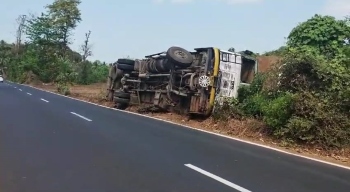 Truck carrying 4 new cars goes off road in Quepem’s Barcem