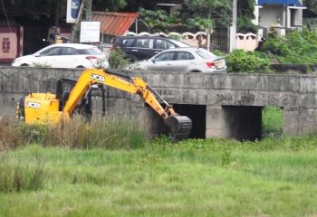 Desilting of culverts, channels at flood-prone Tolleaband begins