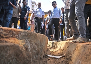 CM inspects Smart City works, blames consultants for delay