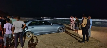 Unruly tourists drive car on Bogmalo beach, get stuck