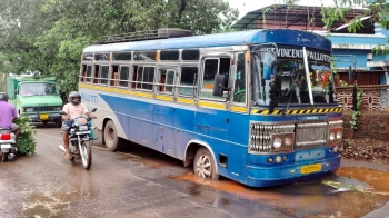 Minibus gets stuck in manhole at Cacora-Curchorem