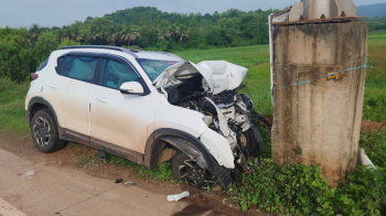 Tourist car crashes on NH 66, Minor injuries reported