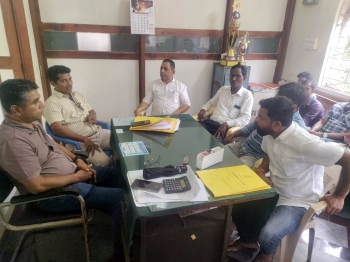 INDIA bloc activists confront PWD, WRD over water supply woes