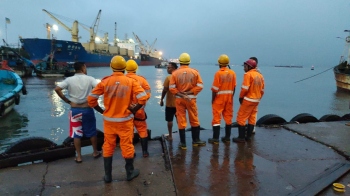 Man jumps to death in sea off Kharewado Jetty
