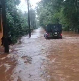 Locals rescue 4 from stranded car on flooded Nanora-Bicholim road