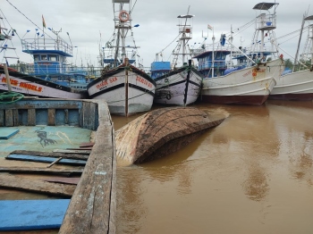 Fishing boat capsizes at Cutbona jetty