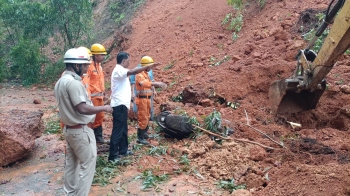 Three bikes buried amid landslide ear Cortalim circle