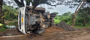 Loaded truck turns turtle at Cacora