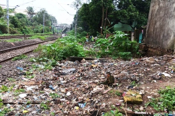 MMC clears garbage piled along railway tracks at Khareband