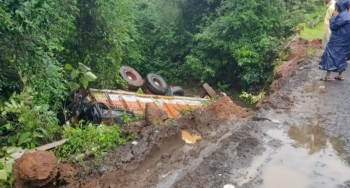 Truck ignores ban on Belagavi-Goa route via Chorla, falls into drain