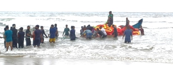 12 fishermen rescued as canoe capsizes