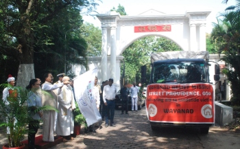 Governor flags off vehicle with relief materials to Wayanad